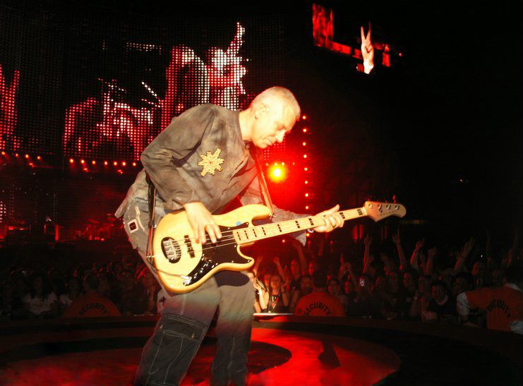 ADAM CLAYTON APRENDIO A TOCAR EL BAJO CON LOS STRANGLERS