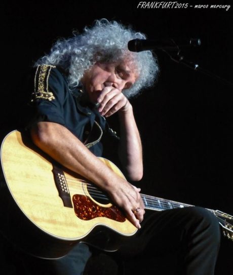 BRIAN MAY SE CONVIRTIO EN YOKO ONO