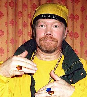 AXL ROSE SE PEGA UN TIRO EN EL PIE
