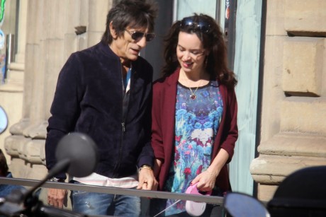 PAY-Ronnie-Wood-and-his-wife-Sally-Humphreys