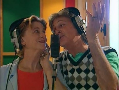 Linda-and-Paul-singing-linda-mccartney-15143471-511-384 (1)