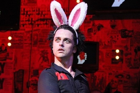 Billie-Joe-Armstrong-Final-Performance-of-American-Idiot-green-day-21409706-549-366