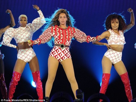339B854A00000578-3562845-Bevy_of_beauties_As_usual_Queen_Bey_was_accompanied_by_some_equa-m-183_1461825948814