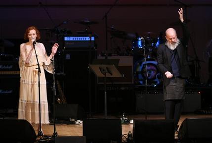 Michael Stipe y Karen Elson actúan juntos en el concierto La Música de David Bowie efectuado en el escenario del Carnegie Hall en Nueva York, el jueves 31 de marzo de 2016. (Foto de Evan Agostini/Invision/AP)