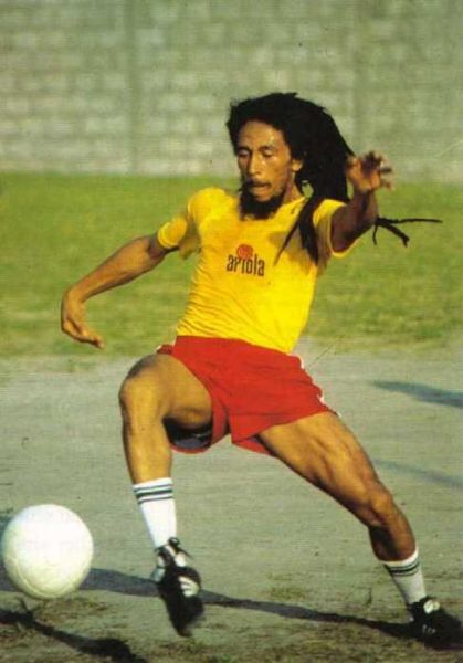 Bob Marley jugando al futbol