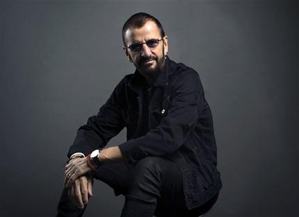Ringo Starr posa para un retrato el lunes 13 de junio del 2016 en Nueva York. El ex Beatle realiza actualmente una gira estadounidense con su banda All-Starr, que terimna el 2 de julio en Los Angeles. El famoso baterista cumple 76 años el 7 de julio. (Foto por Scott Gries/Invision/AP)