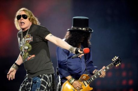 GUNS AND ROSES, EN BILBAO : FLORES Y DINERO