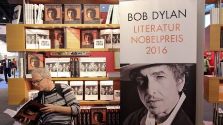 BOB DYLAN DIJO QUE EL PREMIO NOBEL LE HABÍA DEJADO SIN PALABRAS
