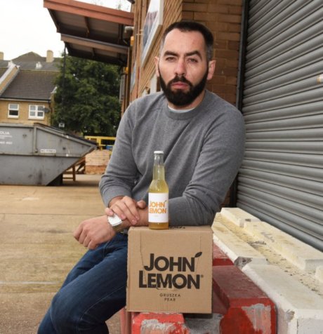 YOKO ONO PROHIBE Y MACHACA A UNA LIMONADA LLAMADA JOHN LEMON