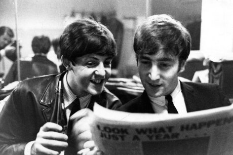 LOS BEATLES ESCRIBIERON EL PRIMER EXITO DE LOS ROLLING STONES