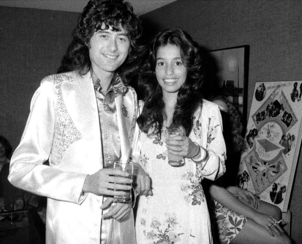 Jimmy Page posa con una amiga