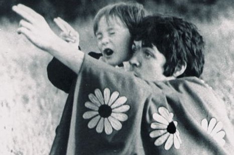 Paul McCartney junto a Julian Lennon