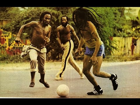 Bob Marley jugando al fútbol con unos amigos