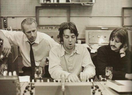 LA "GUERRA FRÍA" ENTRE BEATLES Y GEORGE MARTIN EN EL DOBLE BLANCO