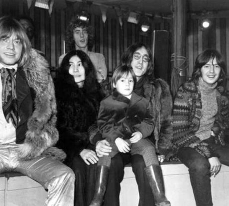 JULIAN LENNON HABLA DE SU PADRE,DE SU HERMANO Y DE YOKO