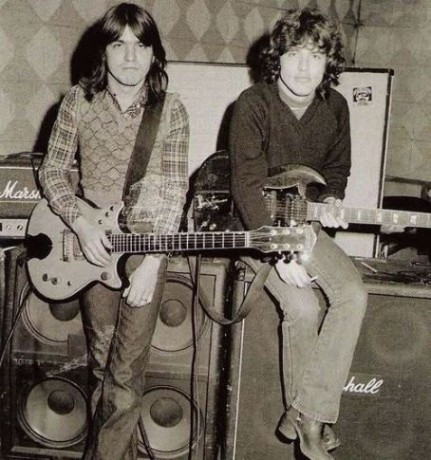 MARCUS HOOK ROLL BAND: LOS INICIOS DE MALCOLM Y ANGUS YOUNG