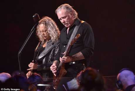 JAMES HETFIELD HACE UN AÑO : ¿ERA SOLO EL ALCOHOL SU ADICCION ?