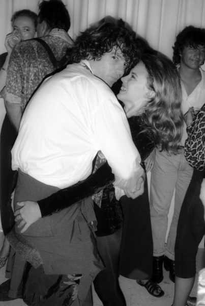 KYLIE MINOGUE ASEGURA QUE ARDIÓ EN DESEOS CON MICHAEL HUTCHENCE