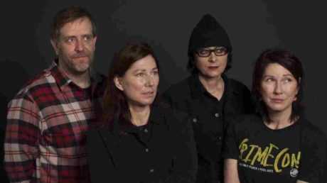 THE BREEDERS: "WALKING WITH A KILLER" , EL VIDEO DE HALLOWEEN