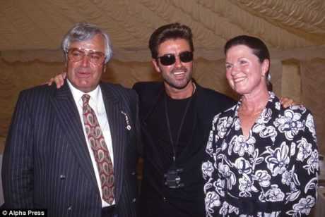 GEORGE MICHAEL COMPUSO "LAST CHRISTMAS" VIENDO UN PARTIDO DE FUTBOL