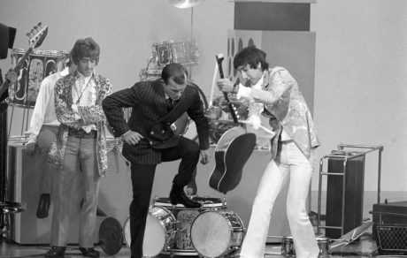 PETE TOWNSHEND" SÓLO VOLVERIA A ROMPER UNA GUITARRA POR CARIDAD"
