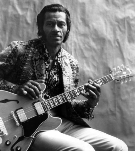 DOSCIENTAS MUJERES DEMANDARON A CHUCK BERRY POR FILMARLAS DESNUDAS EN EL BAÑO DE SU BAR