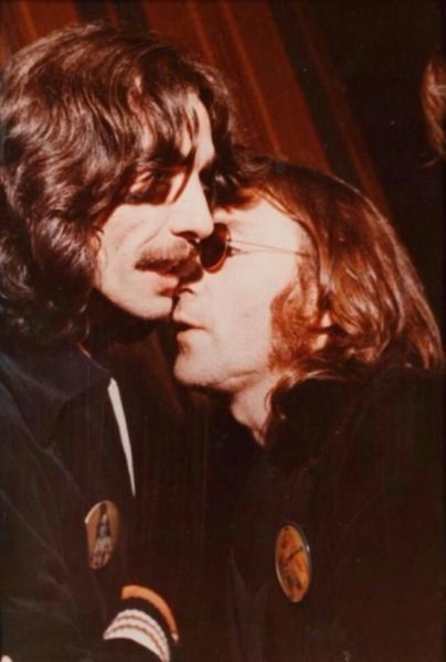 GEORGE HARRISON Y JOHN LENNON , LA ULTIMA FOTO JUNTOS, EN 1974