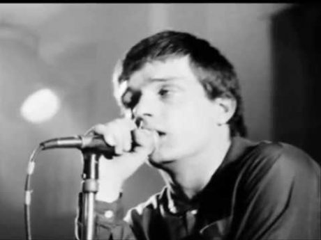 LA TUMBA DE IAN CURTIS, VANDALIZADA DE NUEVO