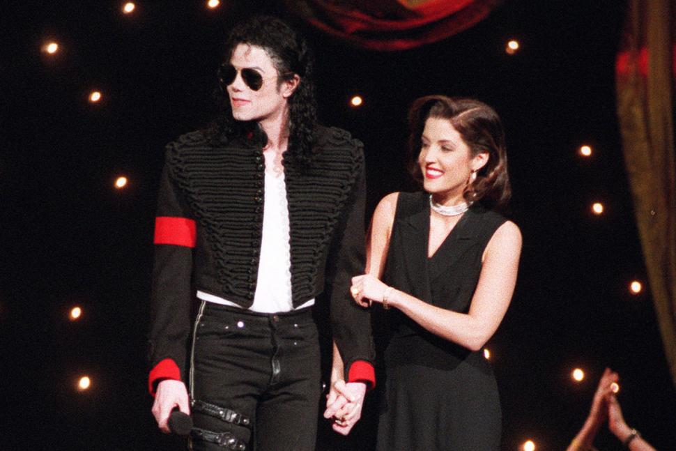 MICHAEL JACKSON Y LA PANTOMIMA DE UN BESO EN LA MTV CON LISA MARIE PRESLEY