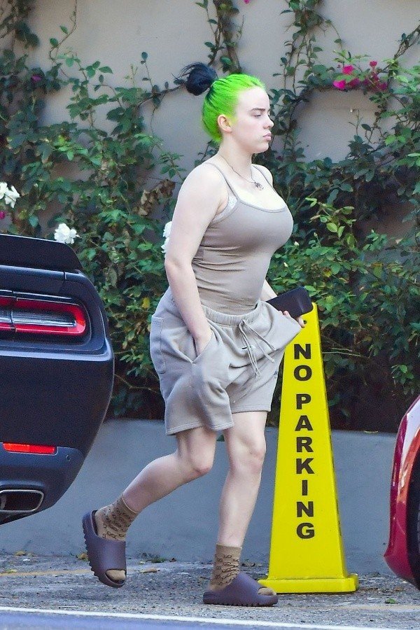 BILLIE EILISH YA NO QUIERE ESCONDER SU FIGURA
