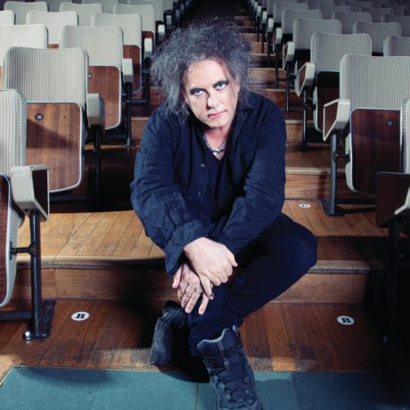 ROBERT SMITH , EN SOLITARIO , RECUPERA "FAITH"