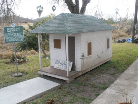 ELVIS PRESLEY NACIO POBRE EN UN BARRACON DE MADERA