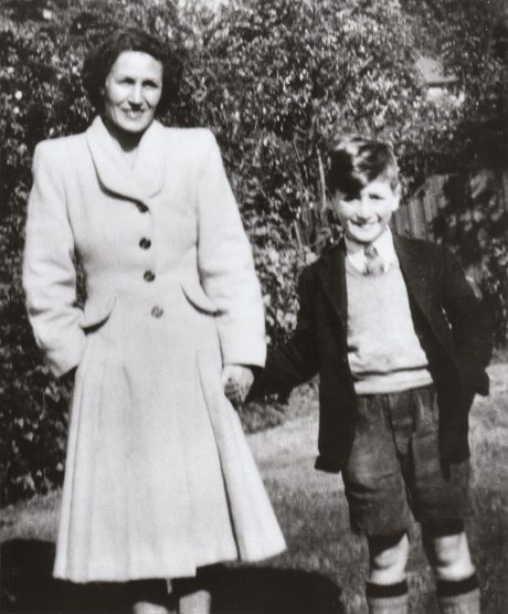 EL HOMBRE QUE MATÓ A JULIA, LA MADRE DE JOHN LENNON