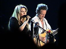 LINDSAY BUCKINGHAM : "YO LE AYUDE A STEVIE NICKS EN "DREAMS" CON LOS ACORDES"