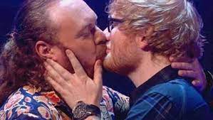 ED SHEERAN: "PENSÉ QUE ERA "GAY "