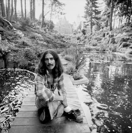 GEORGE HARRISON : CUANDO CASI PERDIÓ LA VIDA POR UN LOCO