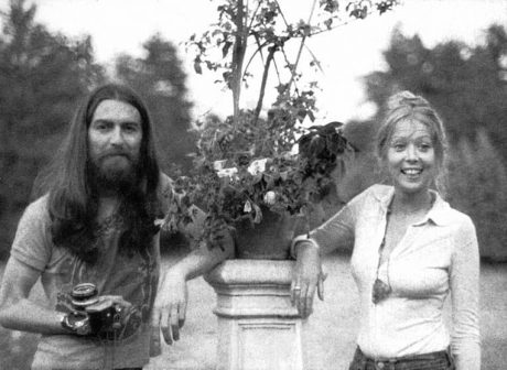 GEORGE HARRISON : CUANDO CASI PERDIÓ LA VIDA POR UN LOCO