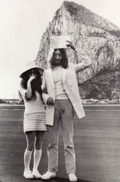 JOHN LENNON : MURAL EN GIBRALTAR , DONDE SE CASÓ