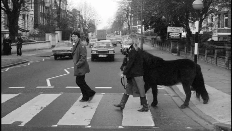 PAUL MC CARTNEY Y JET CRUZANDO ABBEY ROAD