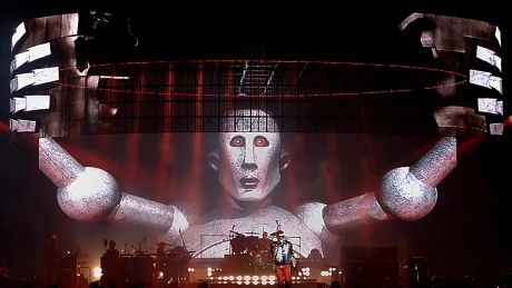 BRIAN MAY PERDIÓ EL ROBOT DE "NEWS OF THE WORLD"