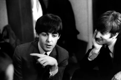 LOS RETRATOS DE PAUL MC CARTNEY EN UN LIBRO