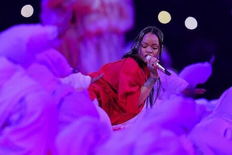 RIHANNA APROVECHÓ SUS 13 MINUTOS DE GLORIA