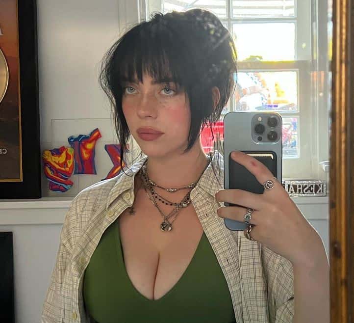 A BILLIE EILISH SE LE PRESENTAN HOMBRES DESNUDOS EN SU CASA