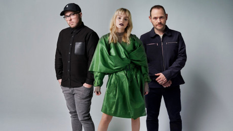CHVRCHES SE INTEGRAN CON UN TEMA COMO "OVER"