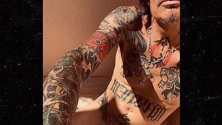 OTRO LÍO CON LOS GENITALES DE TOMMY LEE