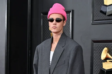 JUSTIN BIEBER SUSPENDE TODO POR PARÁLISIS FACIAL