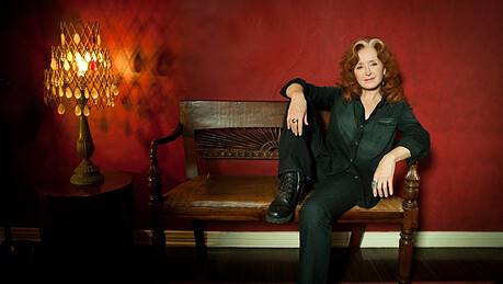 BONNIE RAITT ABANDONA SU GIRA POR UNA OPERACION