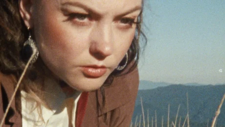 ANGEL OLSEN SE INSPIRA EN GEORGE HARRISON EN SU TEMA "FOREVER MEANS"