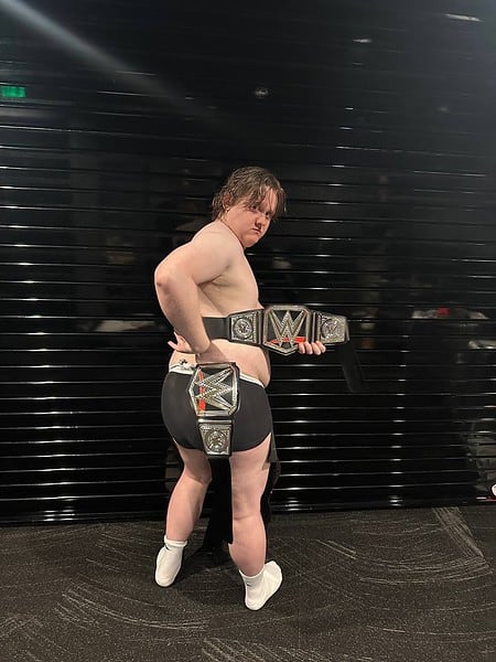 ASÍ CELEBRA SU Nº1 LEWIS CAPALDI