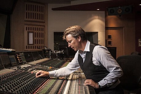 GILES MARTIN: " MI PADRE QUEMÓ SUS OIDOS CON JEFF BECK Y LOS BEATLES "